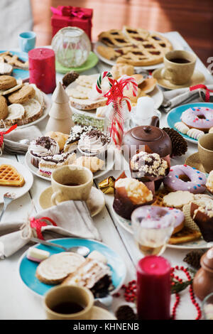 Hausgemachtes Gebäck und Desserts auf Tellern, die auf festlichen Tischen für Gäste serviert werden Stockfoto