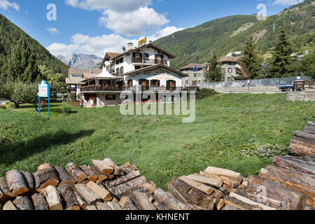 Stadt etroubles, Italien. malerischen Blick auf den Col Serena Hotel und Restaurant in der Stadt etroubles, Norditalien. Stockfoto