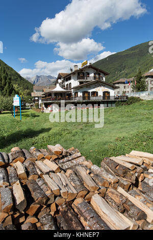 Stadt etroubles, Italien. malerischen Blick auf den Col Serena Hotel und Restaurant in der Stadt etroubles, Norditalien. Stockfoto