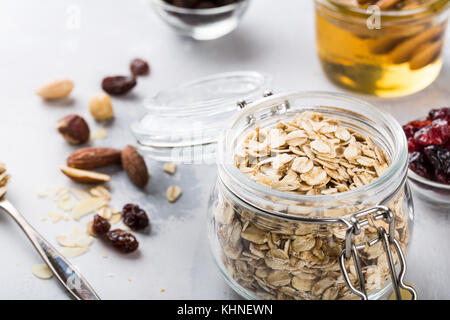 Zutaten für selbstgemachte Haferflocken Müsli Stockfoto