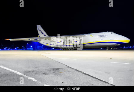 Stuttgart/Deutschland Oktober 27, 2017: IL-76-TD-90 RA -76952 Firma Volga-Dnepr Airlines am Flughafen Stuttgart. Stockfoto