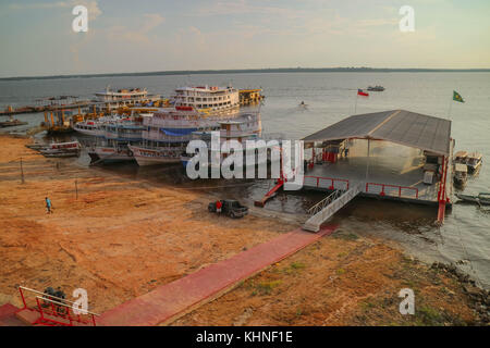 Brasilianischen Manaus Hafen mit Fähren im Amazonas Stockfoto