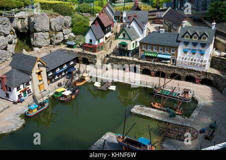 Luftbild kleine Hafen und Stadt Bekonscot Model Village Beaconsfield Buckinghamshire England Stockfoto