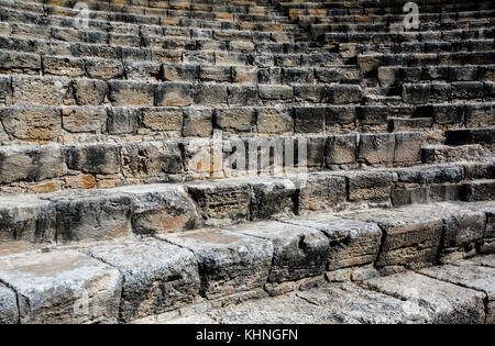 Überwachsen und verwitterte Steinstufen aufsteigend. Stockfoto