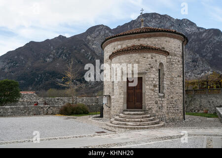 Blick auf das Taufbecken in der Kirche von Sant'Andrea Apostel in Venzone, Friaul, Italien Stockfoto