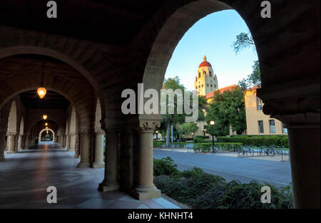 Struktur der Stanford Campus Halle, mit dem Blick auf den Hoover Tower auf den Abstand, der Stanford University, Palo Alto, Kalifornien. Stockfoto