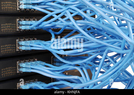 Netzwerk-Hub und Patch-Kabel Stockfoto