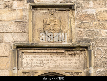 Crest über der Tür der Cordwainers Hall, Blackfriars, Newcastle upon Tyne, England, Großbritannien Stockfoto