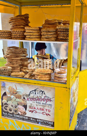 Straßenhändler mit Sesam Brot Ringe an ihrem Stall entlang der Ermou Straße im Zentrum von Athen, Griechenland Stockfoto