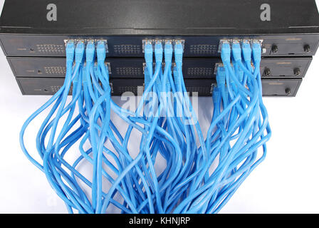 Netzwerk-Hub und Patch-Kabel Stockfoto