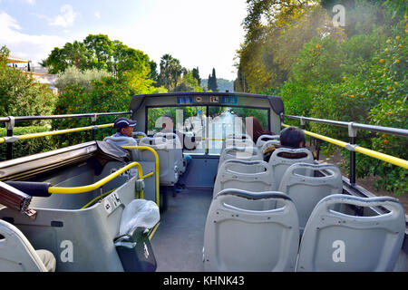 Die Oberseite des Sightseeing oben offenen touristische Hop on-Hop off-ites's Bus von Athen in Athen, Griechenland Stockfoto