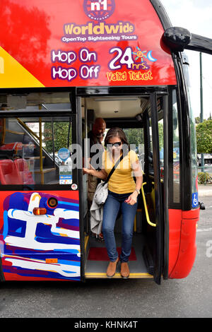 Sightseeing tourist Hop-on-Hop-off Open Top Bus in Athen, Griechenland Stockfoto