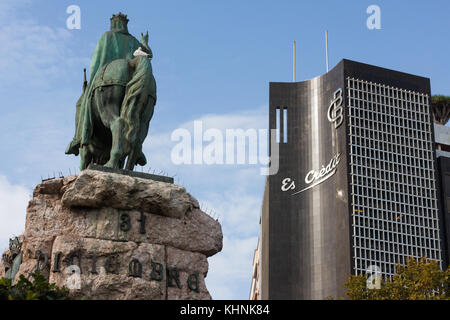 Credito balear Bank (Banco de credito Balear) und Jakob I. von Aragon (James I., der Eroberer) Statue auf der Plaza Stockfoto