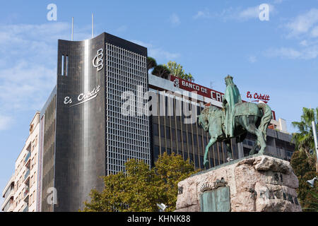 Palma de Mallorca, Spanien - 18. Oktober 2017: Credito balear Bank (Banco de credito Balear) und Jakob I. von Aragon (James I., der Eroberer) Statue auf der Plaza Stockfoto