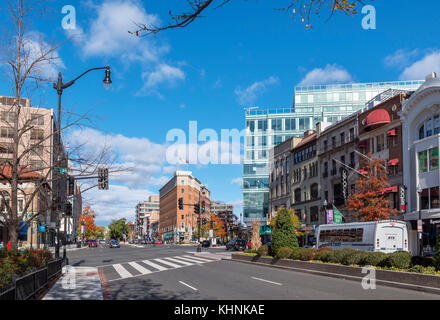 Connecticut Avenue in der Nähe der Kreuzung mit 18 ST NW Richtung Dupont Circle, Washington DC, USA suchen Stockfoto