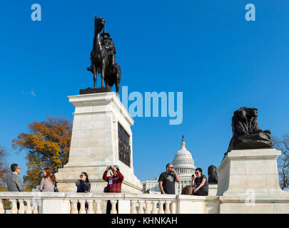 Touristen vor der Ulysses S Grant Memorial mit dem US Capitol hinter, Washington DC, USA Stockfoto