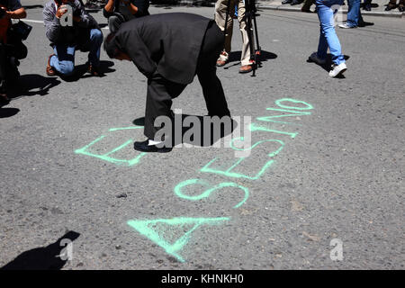 Eine demonstrantin Farben Evo Asesino auf der Straße am Tag nach der Polizei drangen die Lager der VIII März in Verteidigung der TIPNIS an Chaparina, Bolivien Stockfoto