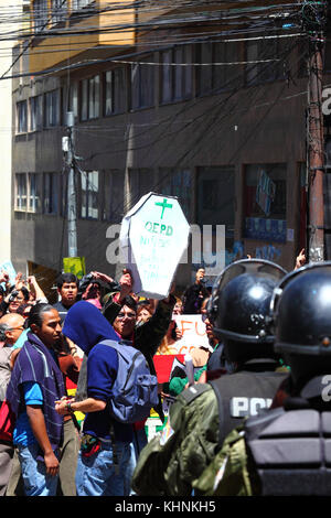 Demonstranten in La Paz am Tag nach der Bolivianischen Polizei gewaltsam drangen die Lager der VIII März in Verteidigung der TIPNIS an Chaparina, Bolivien Stockfoto