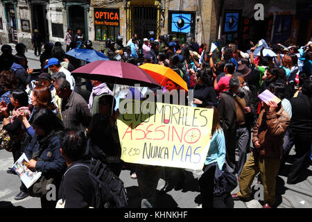 Demonstranten in La Paz am Tag nach der Bolivianischen Polizei gewaltsam drangen die Lager der VIII März in Verteidigung der TIPNIS an Chaparina, Bolivien Stockfoto