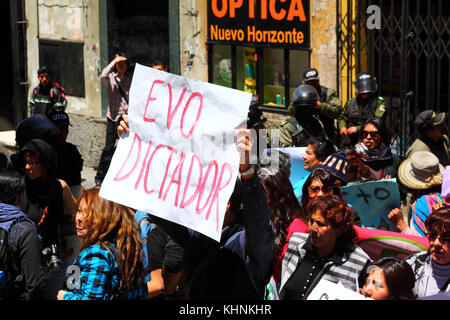 Demonstranten in La Paz am Tag nach der Bolivianischen Polizei gewaltsam drangen die Lager der VIII März in Verteidigung der TIPNIS an Chaparina, Bolivien Stockfoto