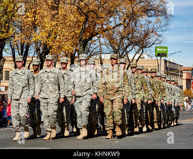 Prescott, Arizona, USA - 11. November 2017: Army ROTC marschiert in der Veterans Day Parade Stockfoto