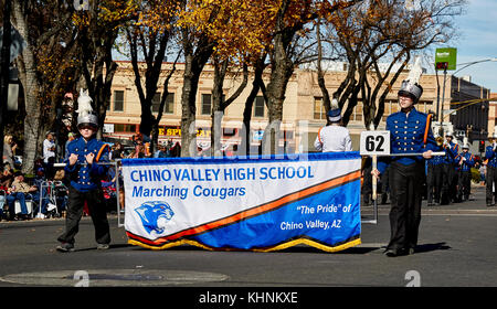 Prescott, Arizona, USA – 11. November 2017: Chino Valley High School marschiert Cougars bei der Veterans Day Parade Stockfoto