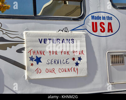Prescott, Arizona, USA - November 11, 2017: Zeichen ehren Veteranen an der Seite eines Busses in den Veterans Day Parade Stockfoto