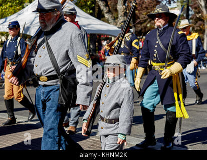 Prescott, Arizona, USA - 11. November 2017: Junge mit US Calvary marschiert bei der Veterans Day Parade Stockfoto