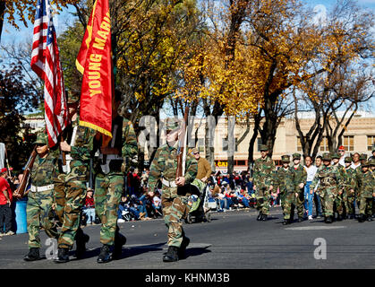 Prescott, Arizona, USA - 11. November 2017: Junge Marines marschieren bei der Veterans Day Parade Stockfoto