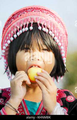 Nicht identifizierte traditionell gekleidete Hmong Bergvolk junges Mädchen in Chiang Mai, Thailand. Stockfoto