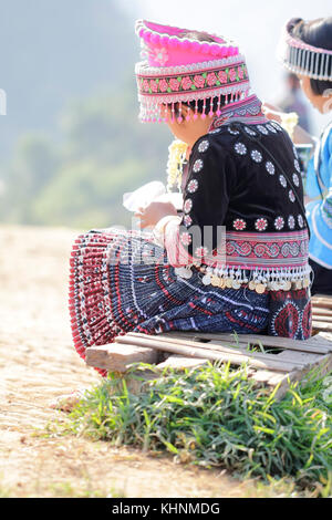 Rückansicht des jungen Mädchens hmong Bergvolk in schönes Kostüm Kleid in Thailand. Stockfoto