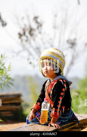 Nicht identifizierte traditionell gekleidete Hmong Bergvolk junges Mädchen in Chiang Mai, Thailand. Stockfoto