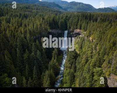 Luftaufnahme von einem wunderschönen Wasserfall in einen Canyon (Brandywine Falls). In der Nähe von Whistler und squamish, nördlich von Vancouver, BC, Kanada. Stockfoto