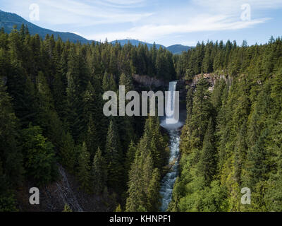 Luftaufnahme von einem wunderschönen Wasserfall in einen Canyon (Brandywine Falls). In der Nähe von Whistler und squamish, nördlich von Vancouver, BC, Kanada. Stockfoto