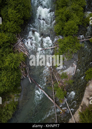 Luftbild von oben auf einem wunderschönen Fluss in einer Schlucht (Brandywine Falls). In der Nähe von Whistler und squamish, nördlich von Vancouver, BC, Kanada. Stockfoto