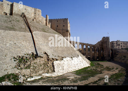 Breiten Wassergraben und Zitadelle auf dem Hügel in Aleppo, Syrien Stockfoto