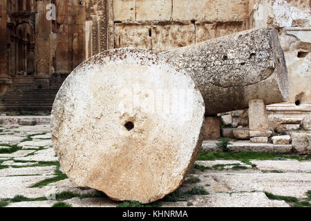 Große Spalten in der Nähe der Eingang des baahus Tempel in Baalbek, Libanon Stockfoto