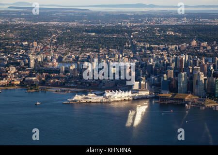 Luftbild der Innenstadt von Vancouver, British Columbia, Kanada, vor Sonnenuntergang an einem sonnigen Sommertag. Stockfoto