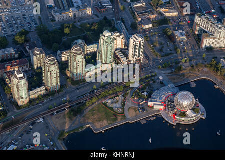 Downtown Vancouver, British Columbia, Kanada - Juli 09, 2017 - Luftbild der Wissenschaft Welt in False Creek vor Sonnenuntergang. Stockfoto