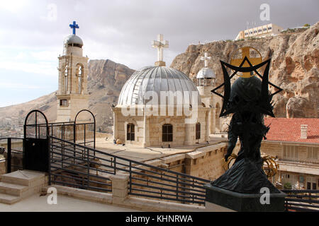 Statue und Türme im Kloster St. takla in maalula, Syrien Stockfoto