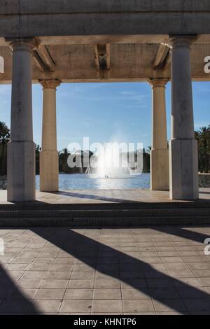 Brunnen mit momumental Säulen in Valencia Garten Stockfoto
