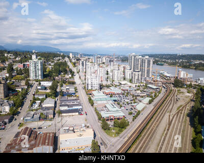 New Westminster, Greater Vancouver, BC, Kanada - 11. Juni 2017 - Luftaufnahme der Stadt, Shopping Mall und Eisenbahnschienen. Stockfoto