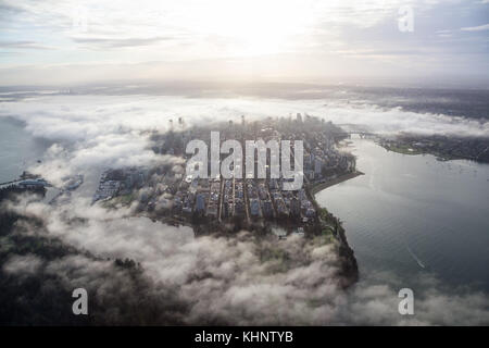 Luftbild der Innenstadt von Vancouver, British Columbia, Kanada, in den Wolken bedeckt. Während einer nebligen Winter Sonnenaufgang genommen. Stockfoto