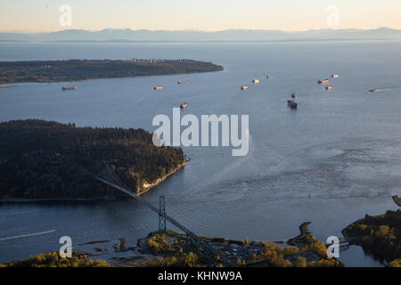 Aeriall Blick auf die Burrard Inlet, Lions Gate Bridge, Stanley Park und Ubc im Hintergrund. Bild in Vancouver, British Columbia, Kanada, während Stockfoto