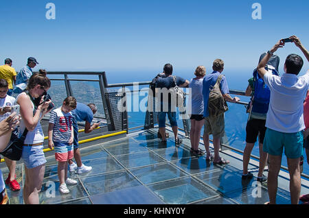 Touristen am Glas Plattform an der höchsten europäischen Klippe Cabo Girao, Madeira, Portugal. Menschen sind, genießen Sie einen atemberaubenden Blick auf den Atlantik und Makin Stockfoto