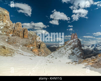 Alpen, Dolomiten, Berge, blauer Himmel, Landschaft, Panorama, Horizont, Wolken, Schnee, Herbst, tyrole, Europa, Italien Stockfoto