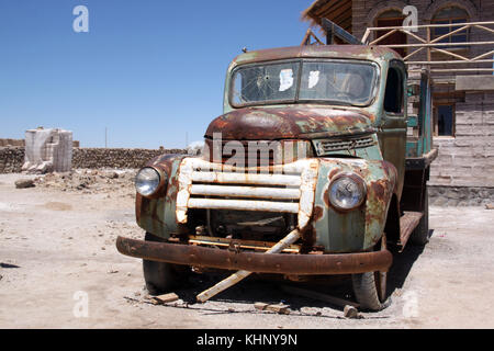 Rostige Pick-up Truck in der Nähe des Hauses in Bolivien Stockfoto