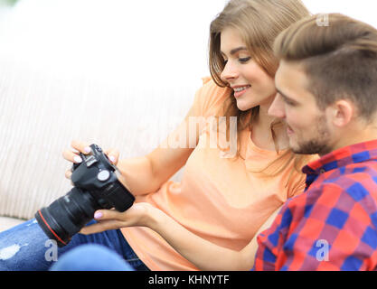 Glückliches junges paar Prüfungen Fotos auf Fotos die Kamera Stockfoto