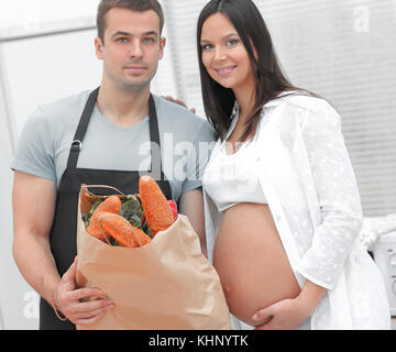 Mann und die schwangere Frau mit einem Paket von baguettes Stockfoto