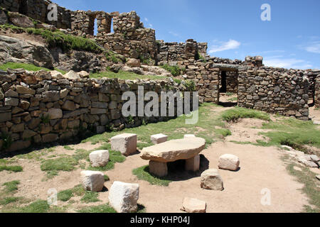 Steine und Inka Ruinen auf der Insel Isla del Sol, Bolivien Stockfoto